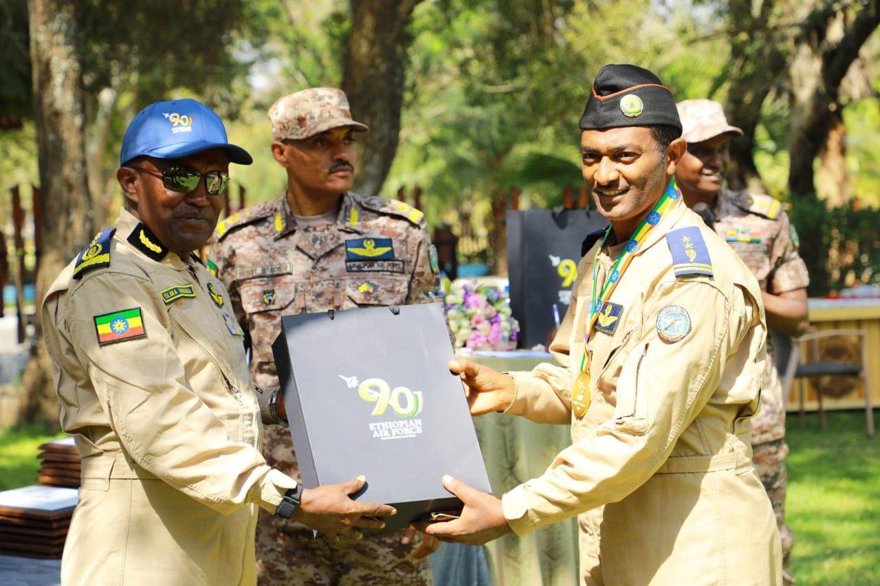 You are currently viewing በጥቁር አንበሳ የአየር ትርኢት ላይ ለተሳተፉና ድንቅ ብቃታቸውን ላሳዩ አብራሪዎች፣ የእውቅና ተሰጠ