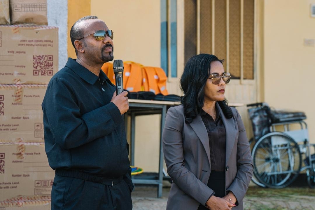 You are currently viewing ጠቅላይ ሚኒስትር ዐቢይ አሕመድ (ዶ/ር) እና ቀዳማዊት እመቤት ዝናሽ ታያቸው በሱርማ ወረዳ የተገነባ ትምህርት ቤት ርክክብ አደረጉ