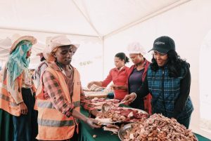 Read more about the article በ24/7 የሥራ ባሕል የከተማችንን የኮሪደር ልማት ሥራዎች እያፋጠኑ ከሚገኙ ታታሪ ሰራተኞች ጋር ማዕድ በማጋራት አበረታተናል- ከንቲባ አዳነች አቤቤ