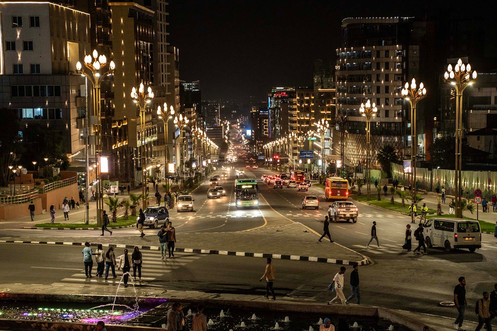 You are currently viewing አዲስ አበባን በማታ የማታንቀላፋና ከጨለማ የተላቀቀች ከተማ ለማድረግ እየሰራን ነው – ከንቲባ አዳነች አቤቤ