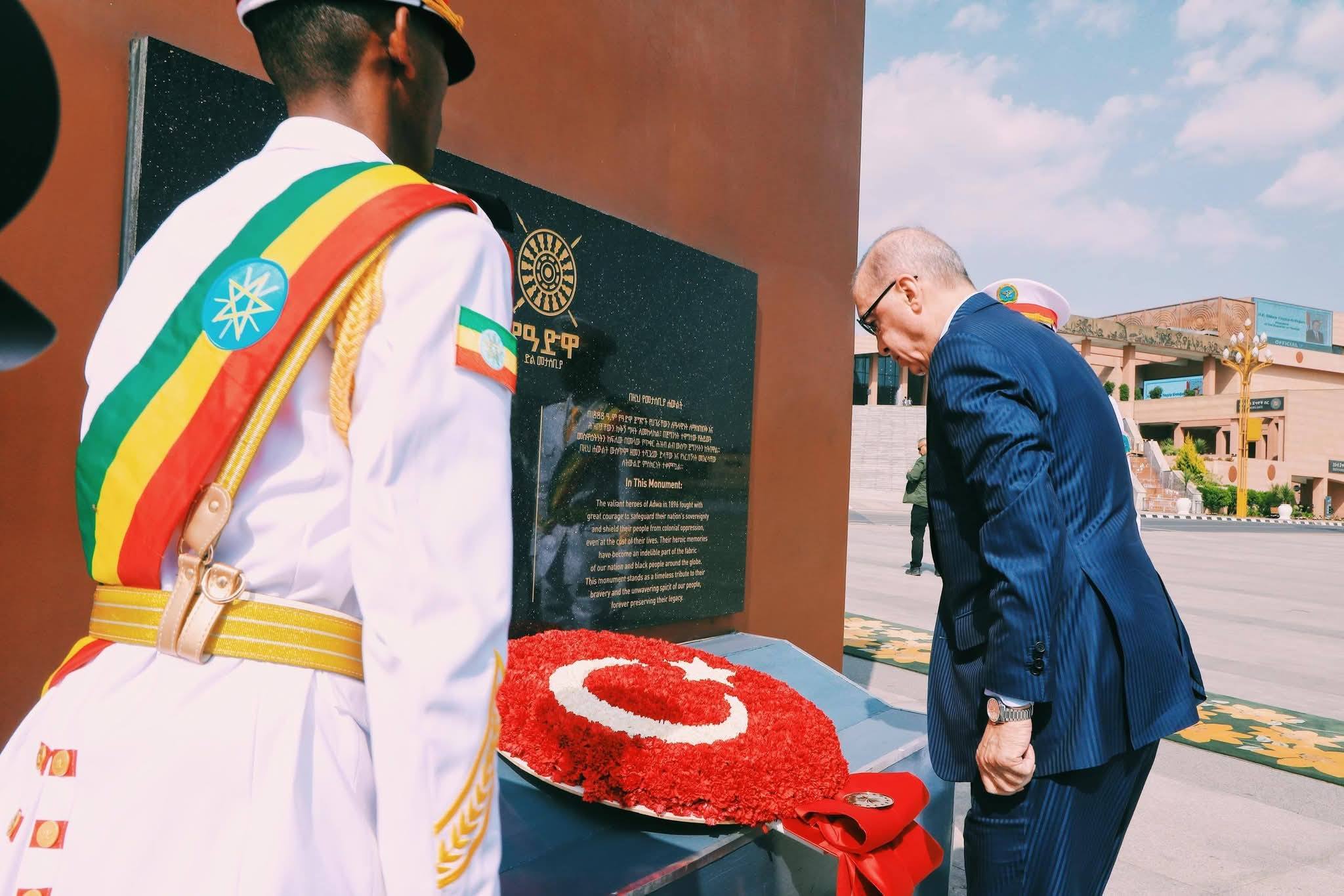 You are currently viewing የቱርክዬ ሪፐብሊክ ፕሬዚዳንት ረጀብ ጠይፕ ኤርዶዋን፣ በዓድዋ ድል መታሰቢያ ሐውልት ሥር የአበባ ጉንጉን አኖሩ