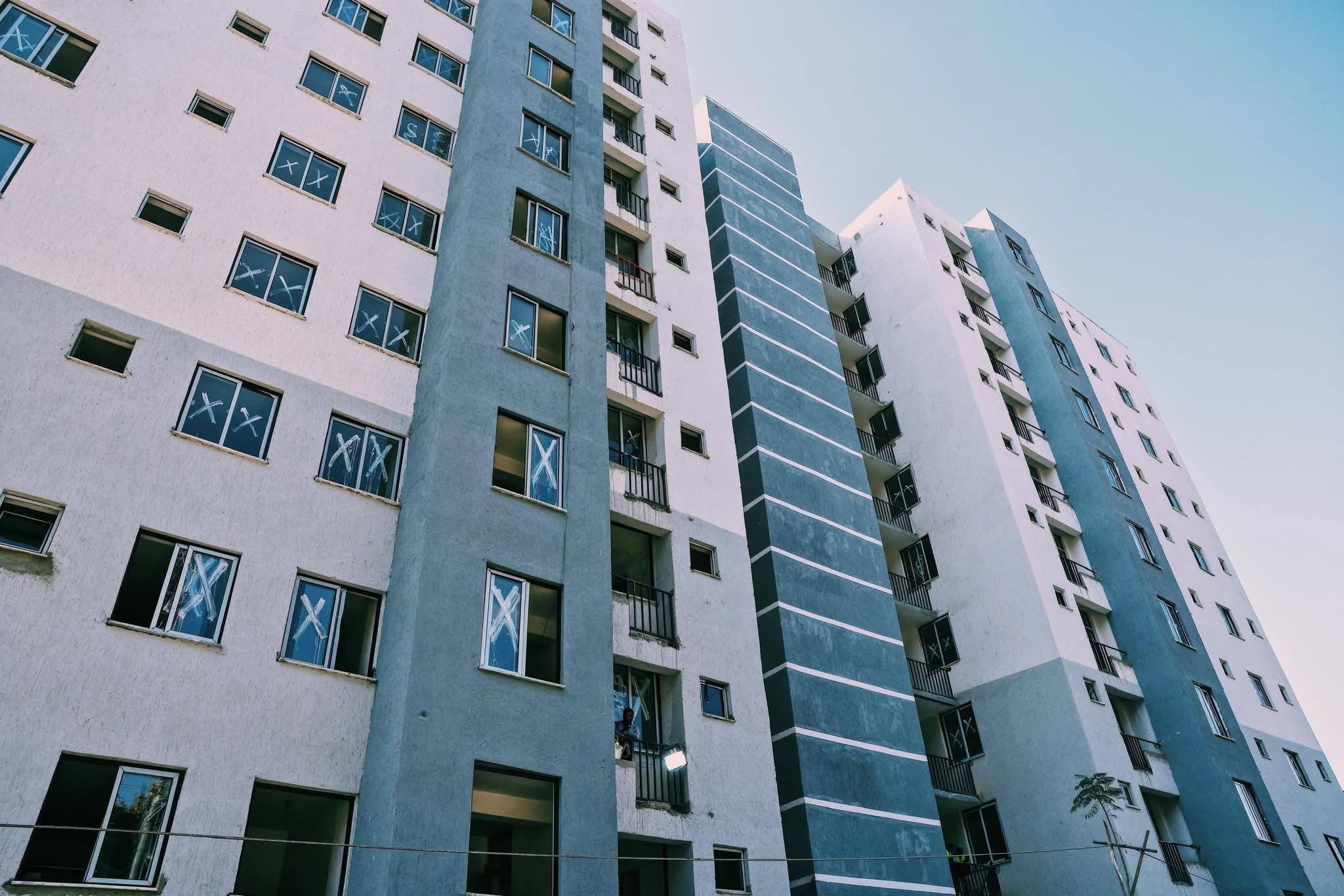 You are currently viewing ከለዉጡ በፊት በአምስት አመታት ዉስጥ 100 ሺህ ቤቶች ቢገነቡ ኖሮ በሚሊዮኖች የሚቆጠሩ ዜጎች ቤት ለመጠባበቅ፤ ከተማ አስተዳደሩም ከ60 ቢሊዮን ብር የሚበልጥ የኮዶሚንዬም የቦንድ እዳ ለመክፈል አይገደዱም ነበር