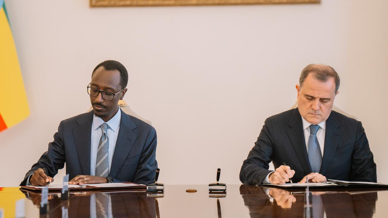 You are currently viewing በአዘርባጃን ባኩ ዛጉልባ ፕሬዚዳንታዊ ቤተ መንግሥት ከተካሄደው ውይይት በመቀጠል፣ ሁለቱ መሪዎች በመከላከያ እና በበርካታ መስኮች በጋራ ለመስራት የመግባቢያ ሰነዶች የፊርማ ሥነ-ሥርዓት ላይ ተገኝተዋል።