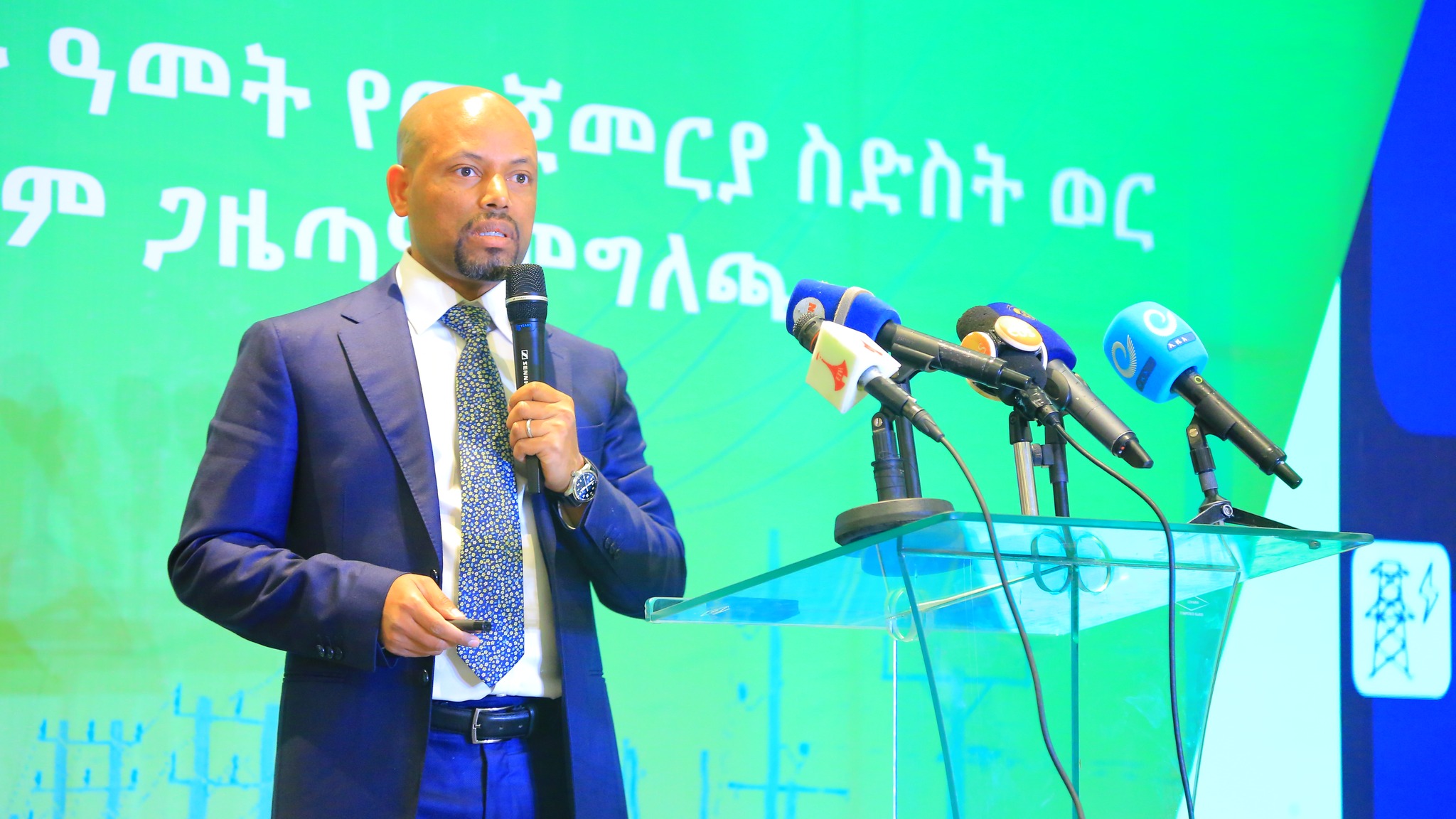 You are currently viewing በመላ ሀገሪቱ አዳዲስ የገጠር ቀበሌዎችና መንደሮችን የኤሌክትሪክ ኃይል ተጠቃሚ ማድረግ መቻሉን አገልግሎቱ አስታወቀ