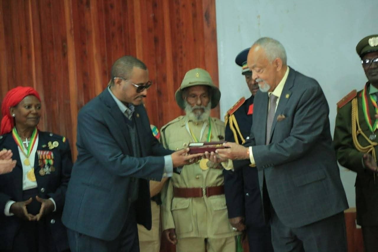 You are currently viewing ኢትዮጵያ በዝርፊያ ተወስዶ የነበረው የእቴጌ ጥሩወርቅ ውቤ ወለባ (የፀጉር ጌጥ) በክብር ተረከበች