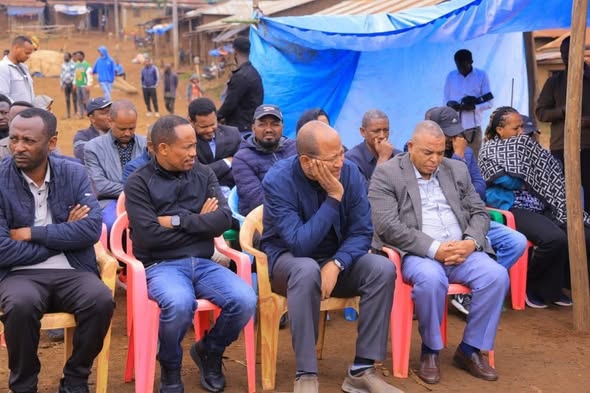 You are currently viewing አፈ ጉባኤ ታገሰ ጫፎ በጋሞ ዞን በመሬት መንሸራተት የተጎዱ ወገኖችን አጽናኑ