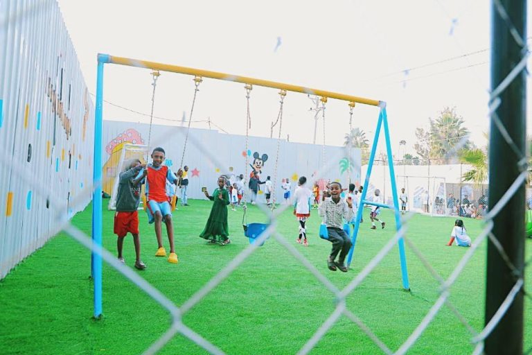 ለልጆቿ ሞግዚት የሆነችው አዲስ አበባ