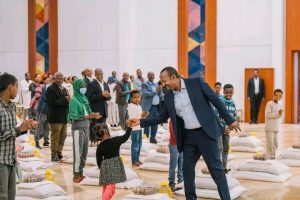 Read more about the article ጠቅላይ ሚኒስትር ዐቢይ አሕመድ፣ መጪውን የፋሲካ በዓል ምክንያት በማድረግም፣ ዛሬ ጠዋት ዝቅተኛ ገቢ ላላቸው የጠቅላይ ሚኒስትር ጽሕፈት ቤት ሠራተኞች እና ጽሕፈት ቤቱ ለሚያሳድጋቸው ሕጻናት ማዕድ አጋርተዋል። – የጠቅላይ ሚኒስትር ጽ/ቤት