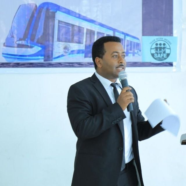 You are currently viewing የአዲስ አበባ ቀላል ባቡር ትራስፖርት የነዳጅ እጠረት የፈጠረውን ጫና ለማቃለል በቀን በርካታ ተጓዦችን እያስተናገደ ነው