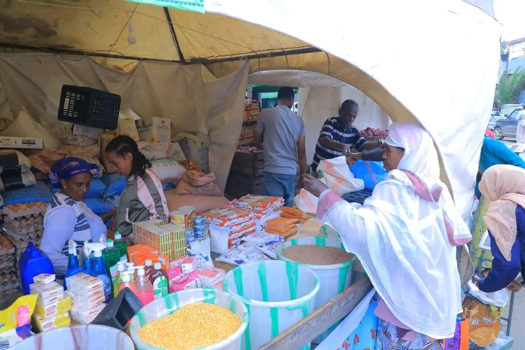 You are currently viewing የትንሳኤን በዓል ምክንያት በማድረግ የተከፈቱ የገበያ ባዛሮች የምርት አቅርቦትን ከማሳለጥ ባለፈ የገበያ አማራጭ እያሰፉ ነዉ