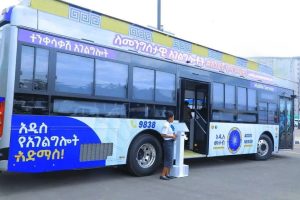 Read more about the article ተገልጋዮች በአዲስ መሶብ ተንቀሳቃሽ አገልግሎት በ5 ደቂቃ ጉዳያቸውን እያከናወኑ ነው