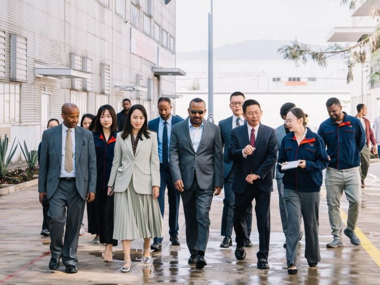 ጠቅላይ ሚኒስትር ዐቢይ አሕመድ(ዶ/ር) በሁዋጂያን ልዩ የኢኮኖሚ ዞን ውስጥ የሚገኘውን "ጎበዝ ሶላር ሴል" ማምረቻን ጎበኙ