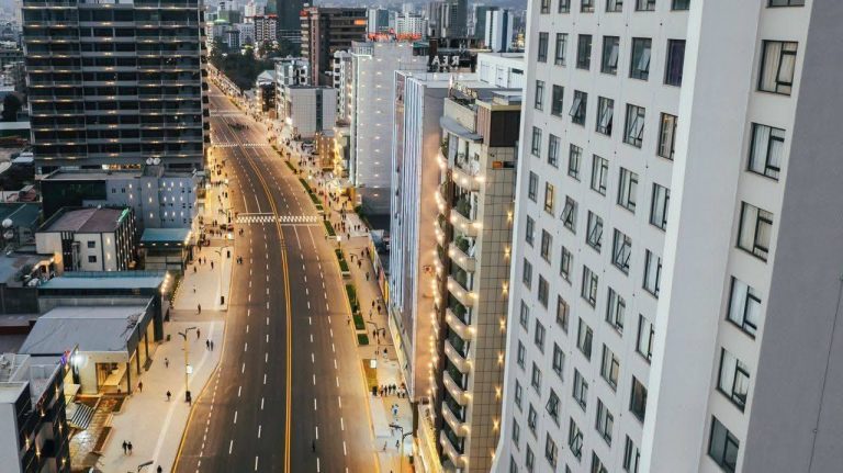 አዲስ አበባ እና ከዘመናዊ ህንጻዎች በስተጀርባ ያለው የህይወት ፍልሚያ