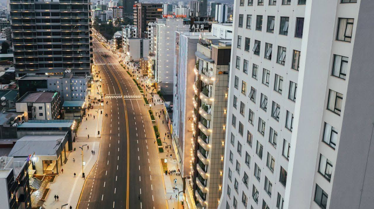 You are currently viewing አዲስ አበባ እና ከዘመናዊ ህንጻዎች በስተጀርባ ያለው የህይወት ፍልሚያ