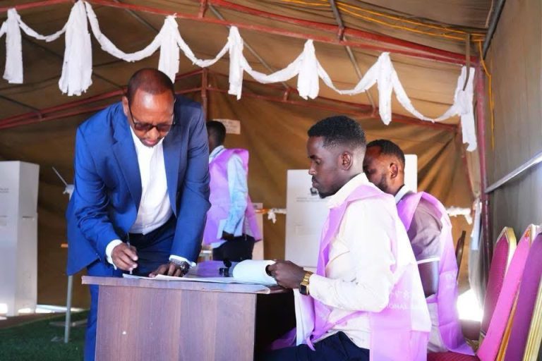 በምክትል ጠቅላይ ሚኒስትር ማዕረግ የዴሞክራሲ ሥርዓት ግንባታ ማስተባበሪያ ማዕከል ኃላፊና የብልፅግና ፓርቲ ምክትል ፕሬዝዳንት አደም ፋራህ ድምፃቸውን ሰጡ