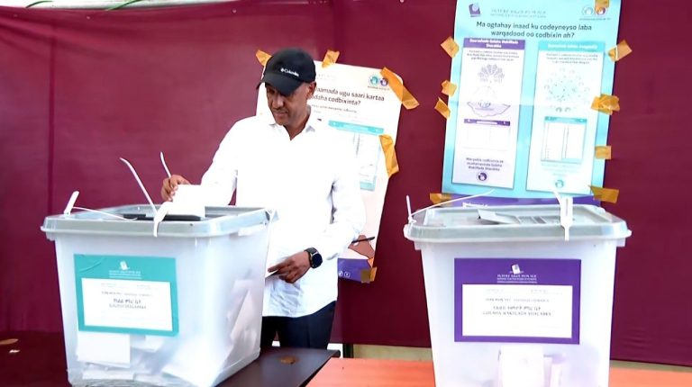 ርዕሰ መስተዳድር ሙስጠፌ ሙሀመድ በደገሀቡር ከተማ ምርጫ ጣቢያ ተገኝተው ድምፃቸውን ሰጡ
