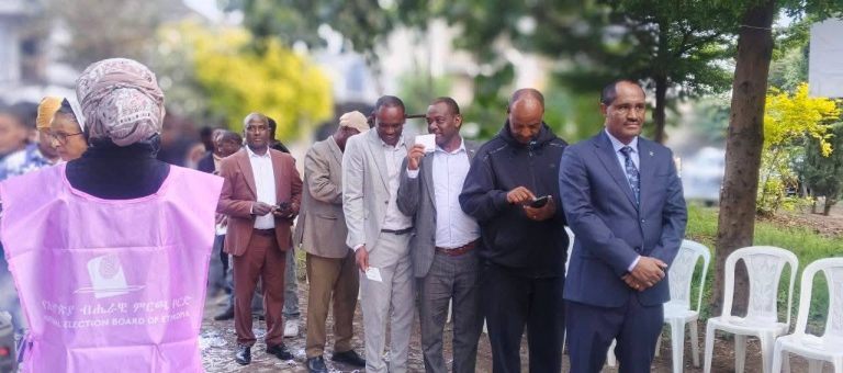 ርዕሰ መስተዳድር ደስታ ሌዳሞ በሰላም አደባባይ ቁጥር-1 ምርጫ ጣቢያ ድምጻቸውን ሰጡ