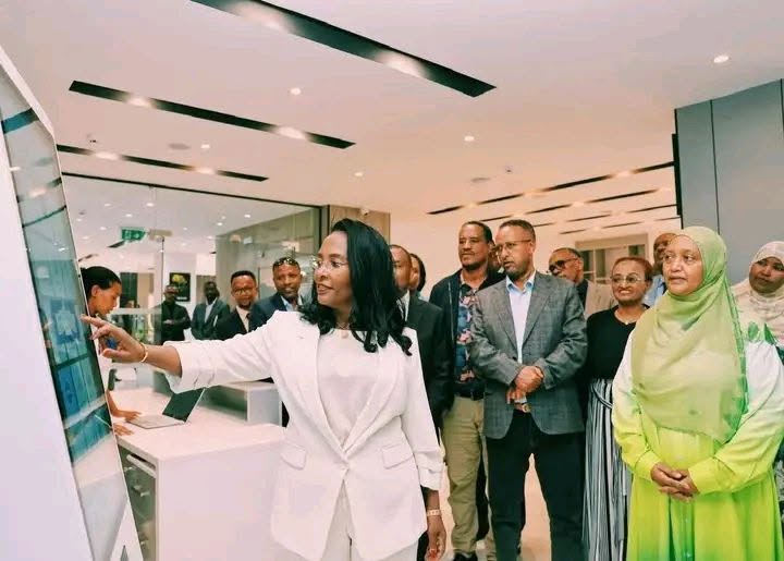 You are currently viewing በኢትዮጵያ የቢሮክራሲ ታሪክ ተገልጋዩ ሕብረተሰብ የመንግስት አገልግሎት ለማግኘት ተቋማትን ደጅ የሚጠናበት አስቸጋሪው ምዕራፍ እየተዘጋ ነው