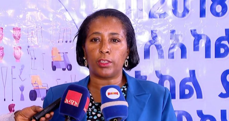 የአዲስ አበባ ሴቶች ህፃናትና ማህበራዊ ጉዳይ ቢሮ ለአካል ጉዳተኞች የሚያገለግሉ ግብዓቶችን አስረከበ