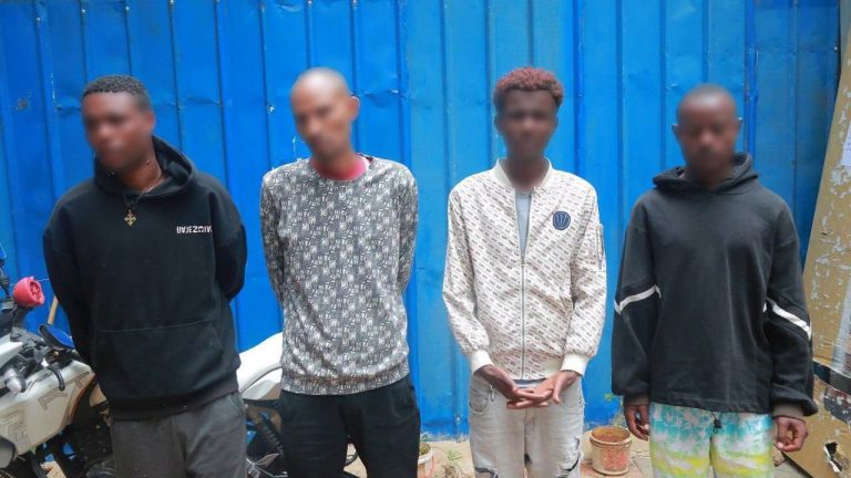 ኢትዮጵያን ለመጎብኘት ከመጣ የውጪ ሀገር ዜጋ ላይ 204 ሺ ብር የሚያወጣ አይፎን 17 ፕሮ የተሰኘ ስማርት ሞባይል ስልክ ይዘዉ የተሰወሩ ተጠርጣሪዎች በቁጥጥር ስር ዋሉ