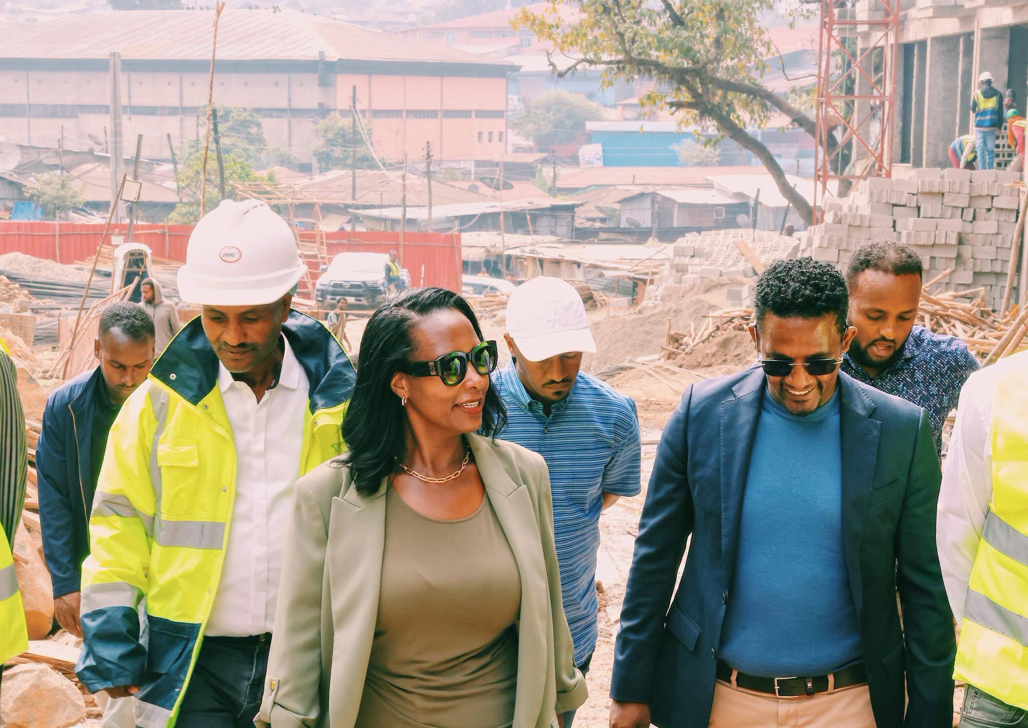 You are currently viewing በአዲስ ከተማ ክፍለ ከተማ የዛሬ ሁለት ወር ያስጀመርነው የቅጠል ተራ የቤቶች ግንባታ በአስደናቂ ፍጥነት እየተሰራ ነው – ከንቲባ አዳነች አቤቤ