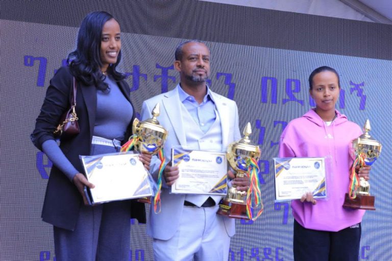 ቢሮው የንግድ ግብይቶችን በደረሰኝ በመፈፀም የላቀ የህግ ተገዢነት ደረጃ ላስመዘገቡ ታማኝ ግብር ከፋዮች እውቅና ሰጠ፡፡