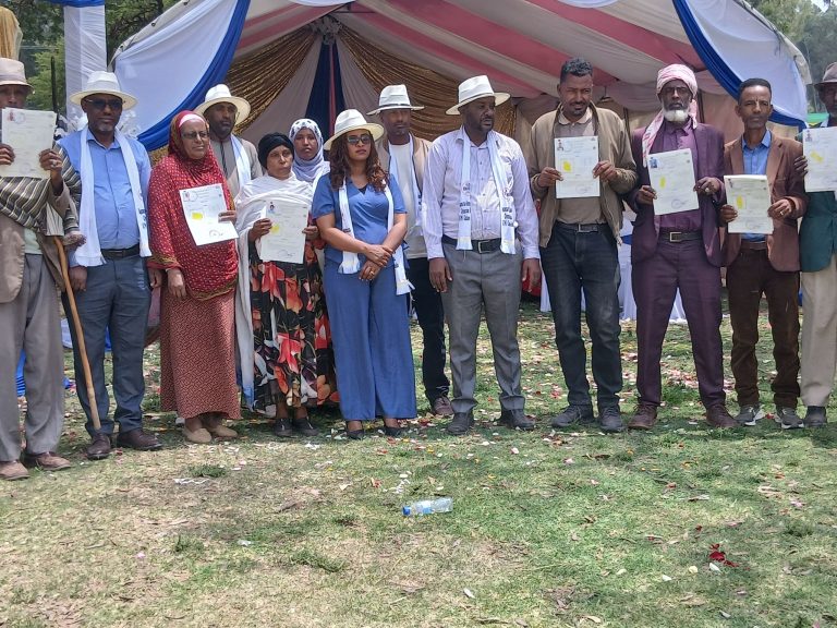 ሸገር ከተማ አስተዳደር ለአርሶ አደሮች የይዞታ ማረጋገጫ ካርታ አስረከበ