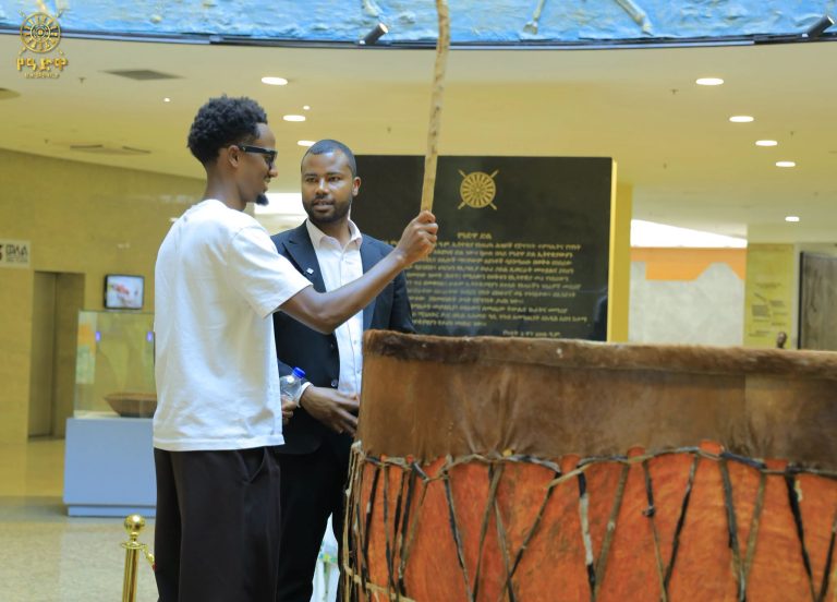 ትውልደ ኢትዮጵያዊው የካናዳ ብሔራዊ ቡድን ተጫዋች ዓሊ አህመድ የዓድዋ ድል መታሰቢያን ጎበኘ