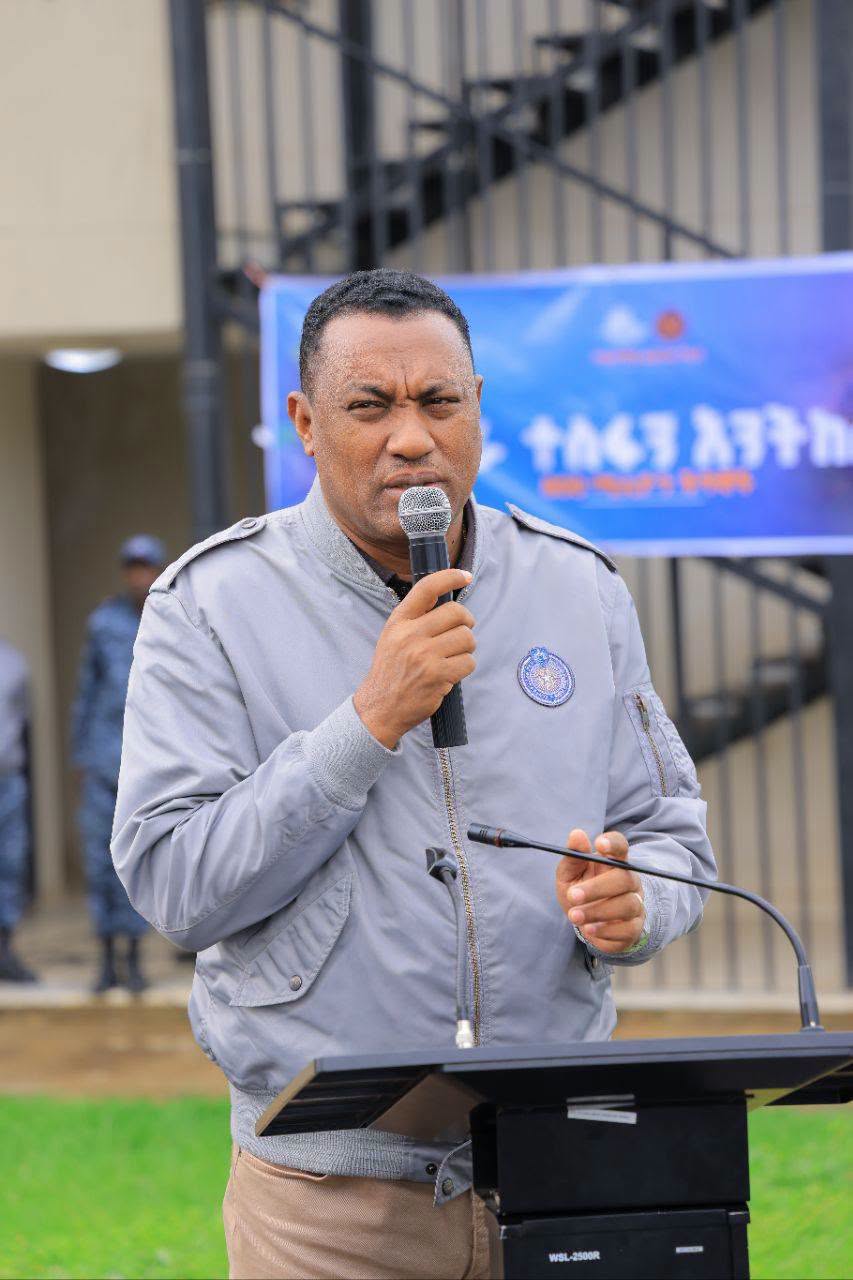 You are currently viewing ፌዴራል ፖሊስ ሰላምና ጸጥታ ከማስከበር ጎን ለጎን የሀገሪቱን ልማት ለማፋጠን የራሱን አሻራ እያበረከተ ነው – ኮሚሽነር ጀነራል ደመላሽ ገብረሚካኤል