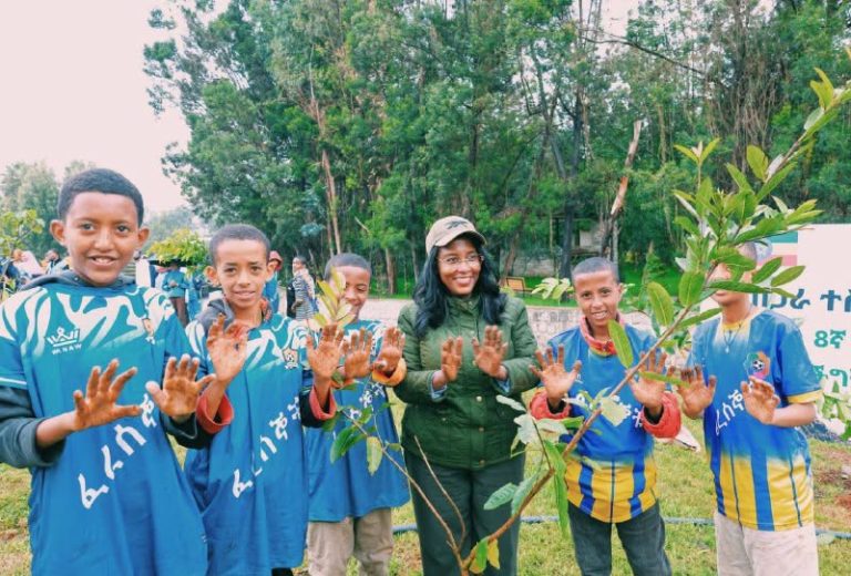 የአዲስ አበባ ነዋሪዎች በተባበረ ክንድ የአንድ ጀምበር የአረንጓዴ ዐሻራ መርሃ ግብርን አከናውነው ታሪክ ጽፈዋል