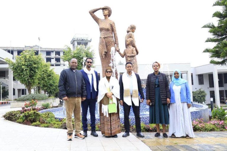የሶማሌ ክልል ፕሬዚደንት ጽ/ቤት ኃላፊ ሁሴን ሀሺ (ዶ/ር) እና የክልሉ ከፍተኛ አመራሮች ለነገዋ የሴቶች ተሃድሶና ክህሎት ማበልፀጊያ ማዕከል ጎበኙ