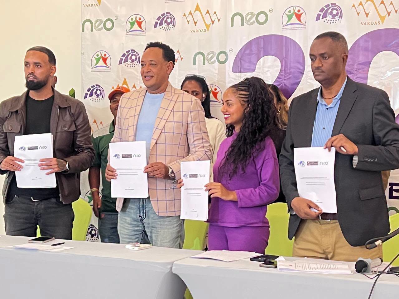 You are currently viewing የአዲስ አበባ እግርኳስ ፌዴሬሽን 45 ሚሊየን ብር የሚያስገኝለትን ውል ተፈራረመ
