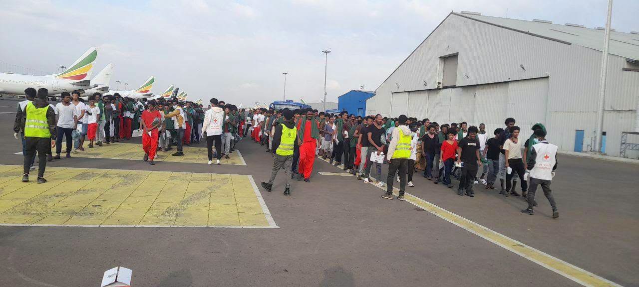 You are currently viewing በሳዑዲ ዓረቢያ በአስቸጋሪ ሁኔታ ውስጥ የነበሩ ከ2 ሺህ በላይ ኢትዮጵያውያን ወደ ሀገራቸው ተመለሱ