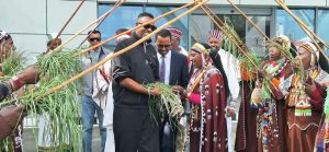 Read more about the article ታዋቂዉ የአፋን ኦሮሞ ሙዚቃ አቀንቃኝ አርቲስት ዳዊት መኮንን ከ27 ዓመታት የዉጭ ሃገር ቆይታዉ በኋላ ወደ ሀገሩ ተመለሰ