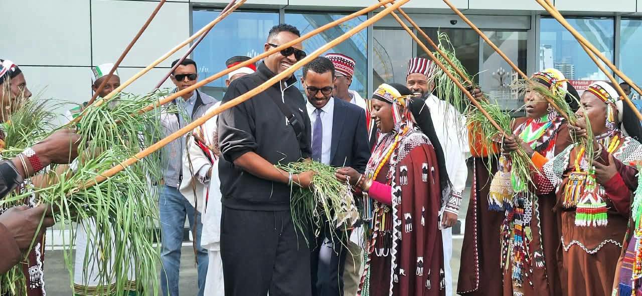 You are currently viewing ታዋቂዉ የአፋን ኦሮሞ ሙዚቃ አቀንቃኝ አርቲስት ዳዊት መኮንን ከ27 ዓመታት የዉጭ ሃገር ቆይታዉ በኋላ ወደ ሀገሩ ተመለሰ