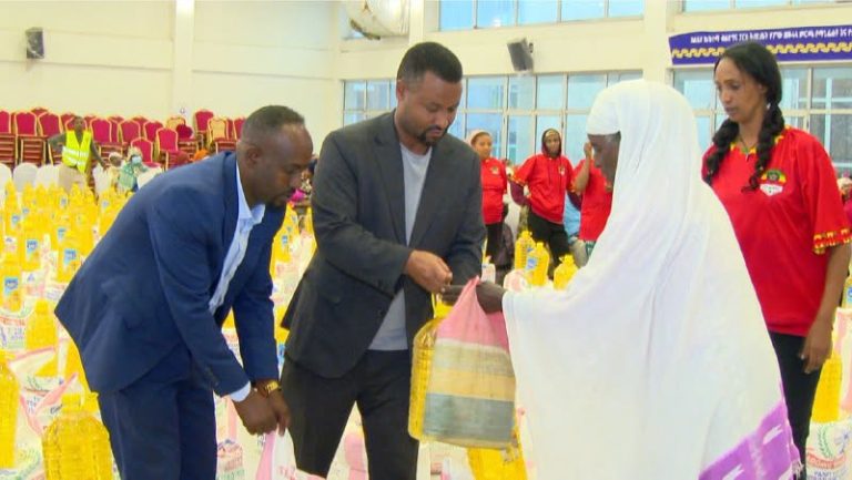 የአዲስ አበባ ሰላምና ጸጥታ አስተዳደር ቢሮ ለ500 ወገኖች ማዕድ አጋራ