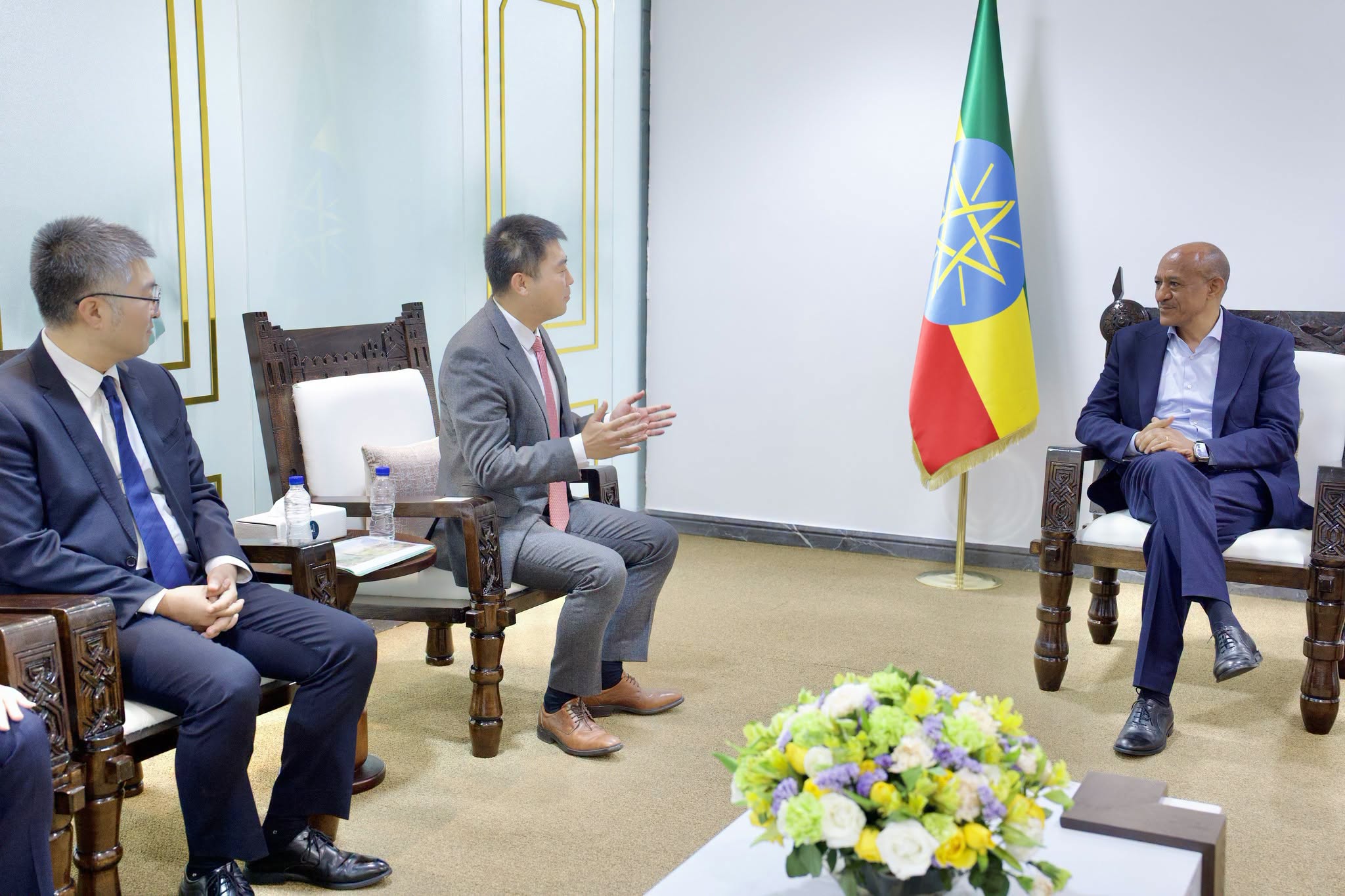 You are currently viewing ምክትል ጠቅላይ ሚኒስትር ተመስገን ጥሩነህ በኢትዮጵያ የሁዋዌ ዋና ሥራ አስፈጻሚን አነጋገሩ