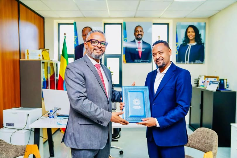 አቶ ሙሉቀን ታሪኩ ከቀድሞ የአዲስ አበባ ኮሙኒኬሽን ቢሮ ኃላፊ አቶ ሃፍታይ ገብረ እግዚኣብሔር የስራ ርክክብ አደረጉ